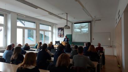 Dr. Mitja Ferenc je predaval o problematiki prikritih grobišč v Sloveniji. 