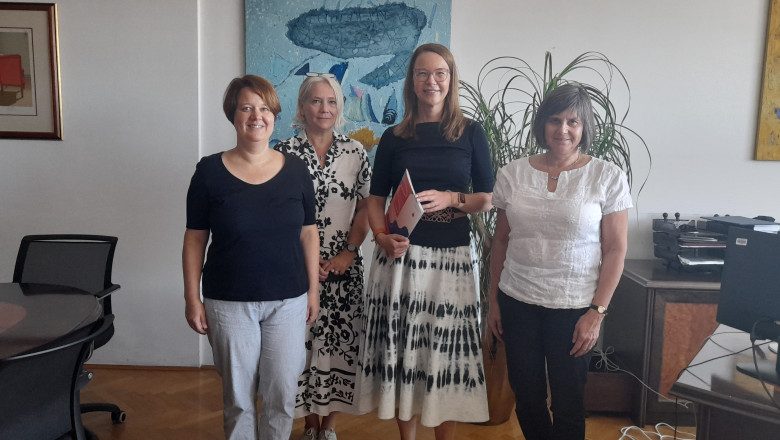 Prof. dr. Agnes Pisanski Peterlin, doc. dr. Amalija Maček, ga. Marjana Rupnik in dekanja Filozofske fakultete prof. dr. Mojca Schlamberger Brezar